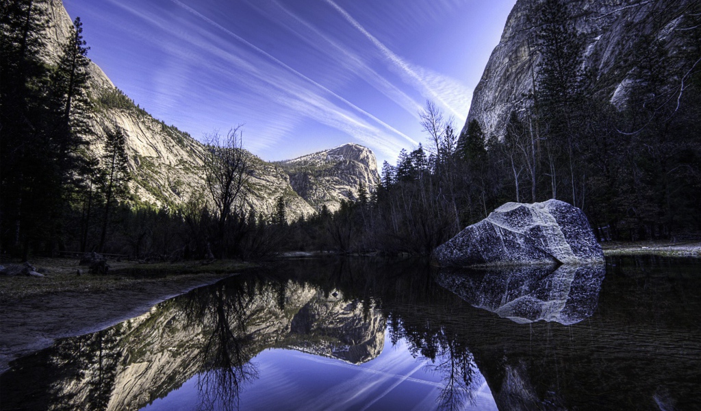 Горное озеро с камнем