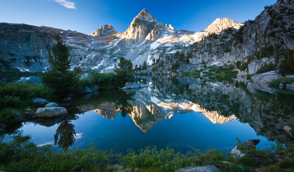 Горы отражаются в воде озера