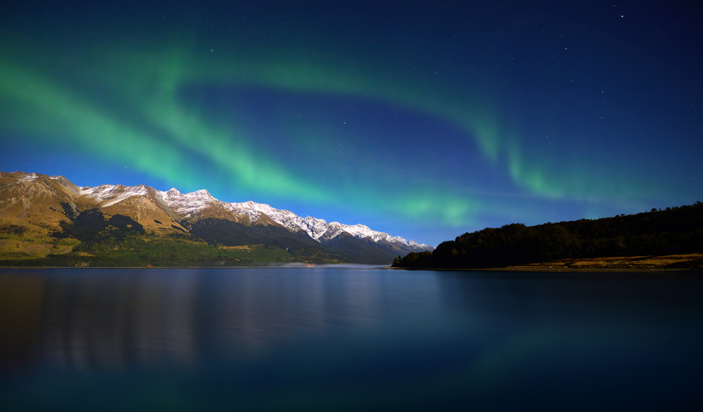 Северное сияние над озером