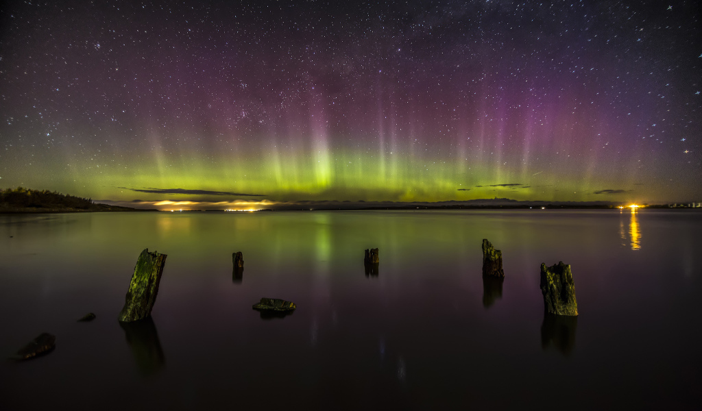 Северное сияние над озером