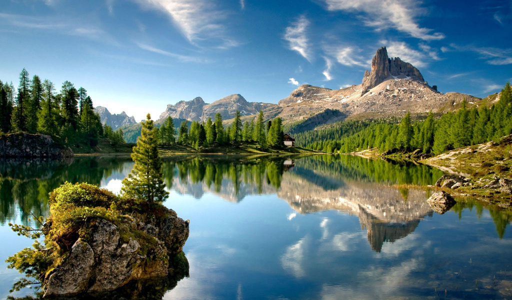 Чистое горное озеро