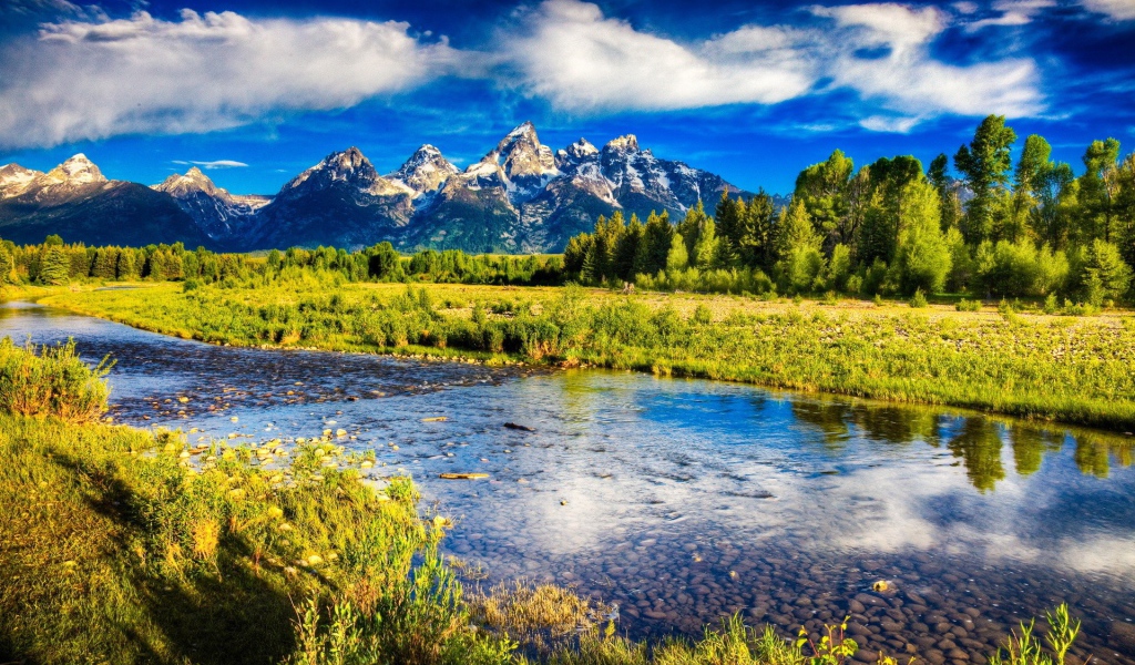 Река в горной долине