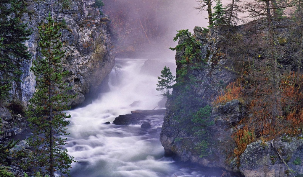 Бурная река в ущелье гор