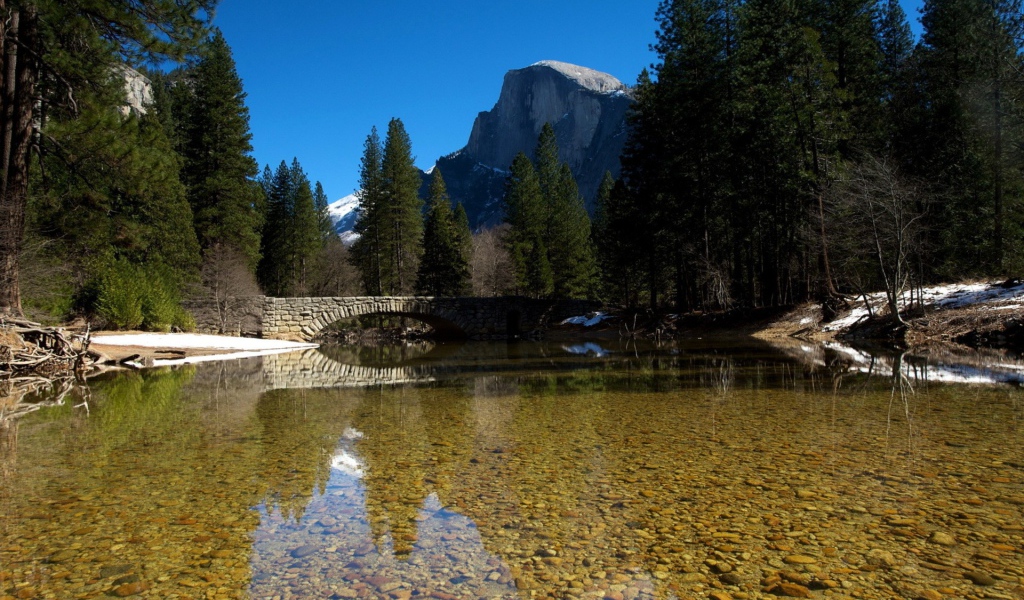Каменный мост через реку