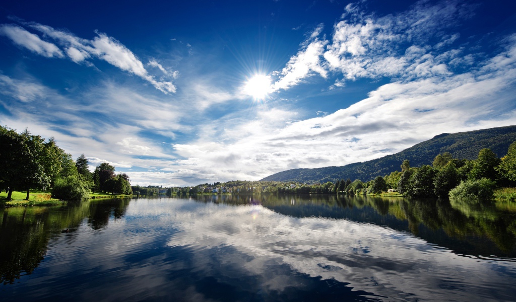 Солнечный день над озером