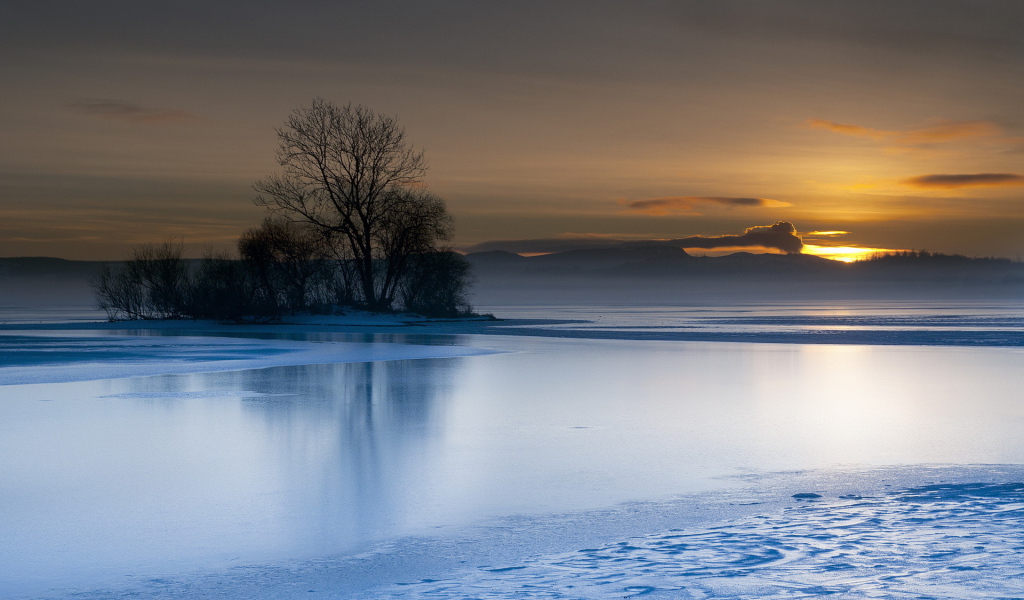 Закат над голубым озером
