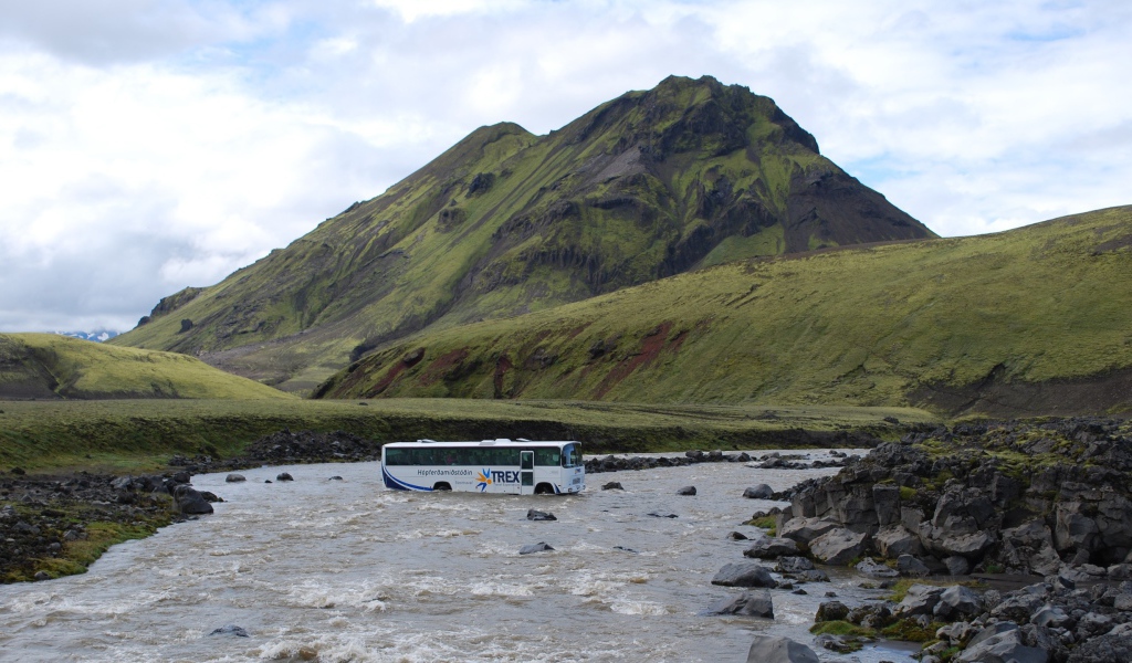 Автобус переезжает реку