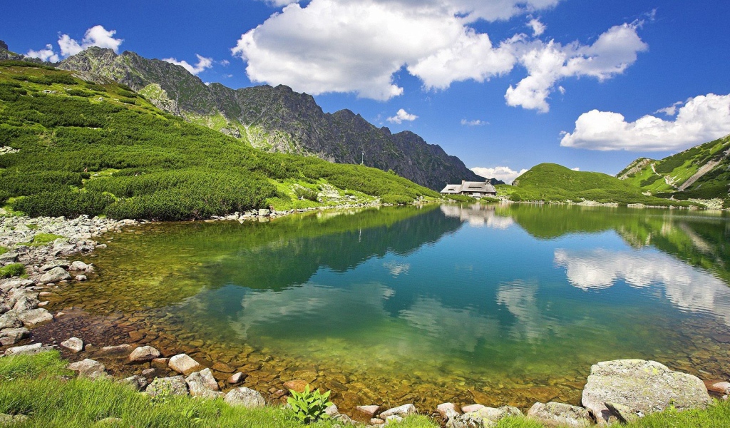 Дом на берегу горного озера