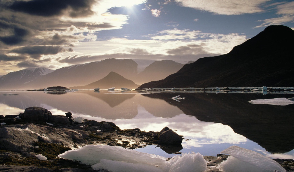 Лед на берегу горного озера