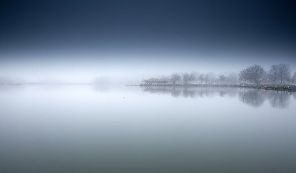 Берег озера в тумане