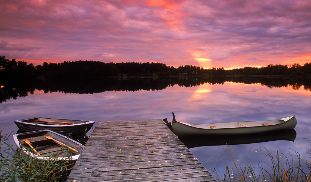 Три лодки у причала