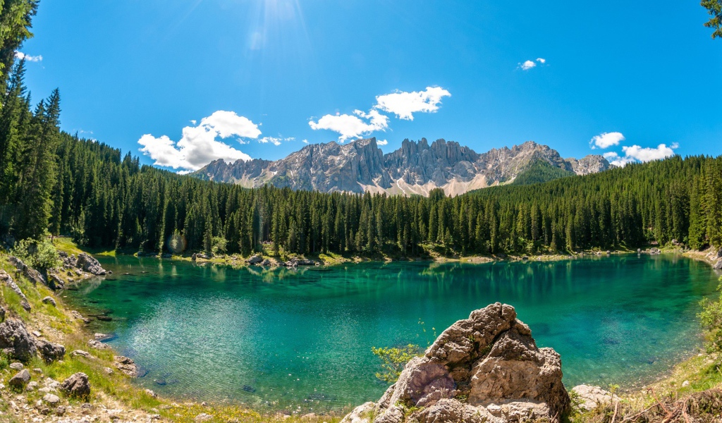 Бирюзовое озеро в горах