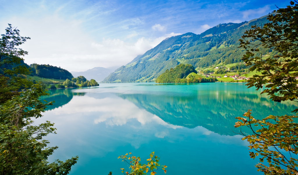 Бирюзовое озеро в горах