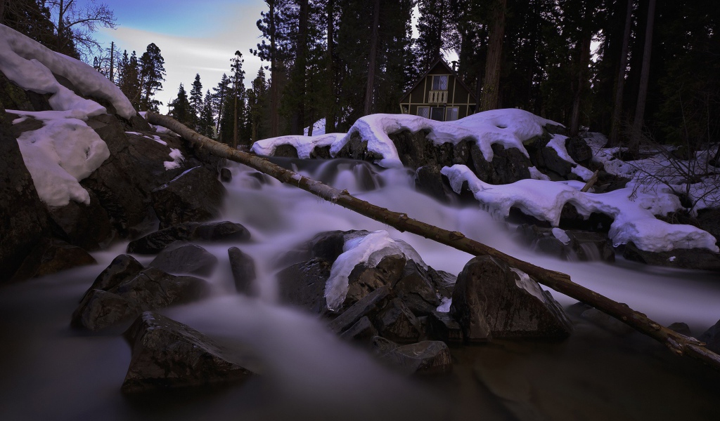 Дом у горной реки