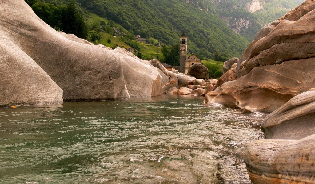 Горная река и часовня