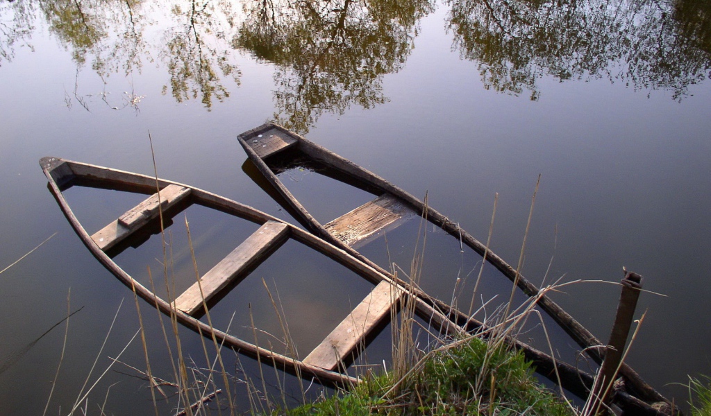 Утонувшие лодки на озере