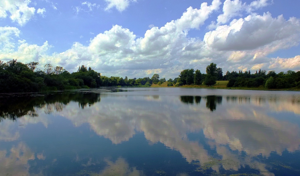 Облака отражаются в озере