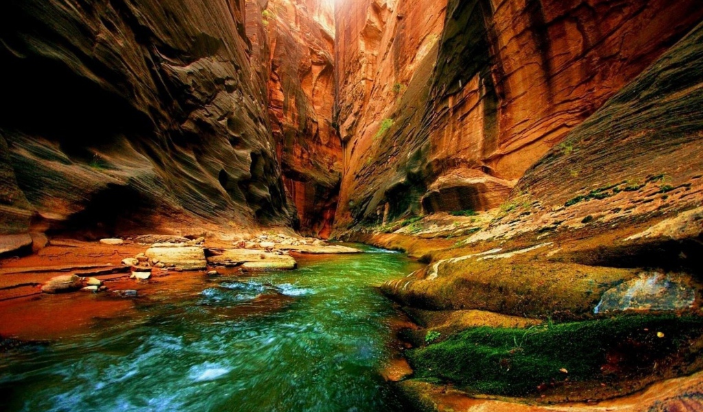 Зеленая река в ущелье