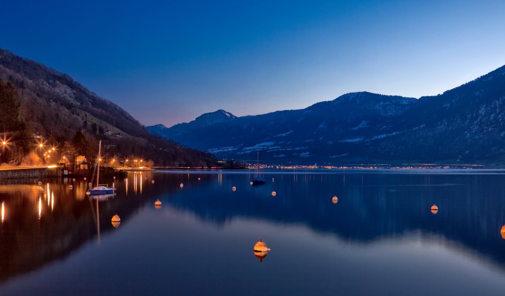 Тихая вода среди гор