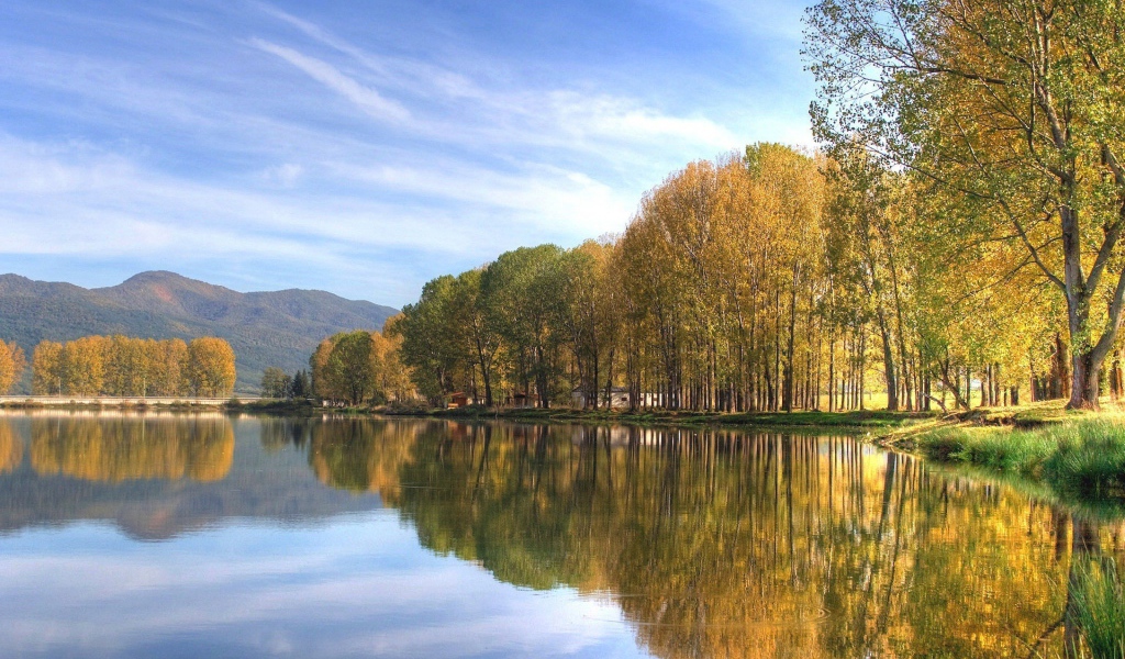 Тихое голубое озеро