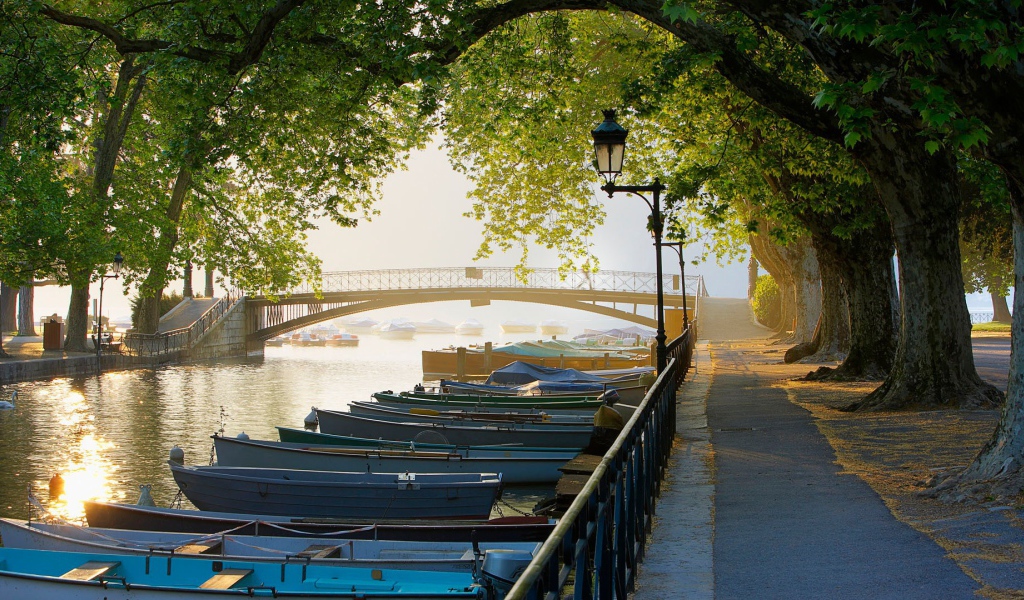 Парк на берегу реки