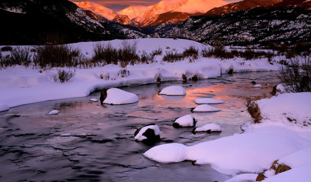 Снег на горной реке