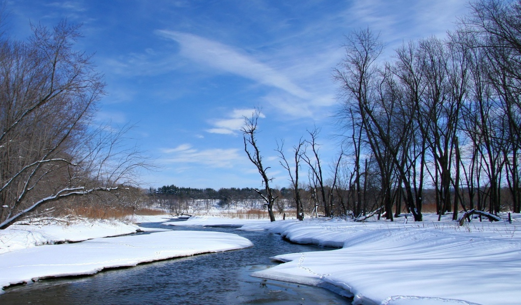 Снег на берегу реки