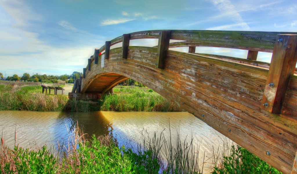 Деревянный мост через реку