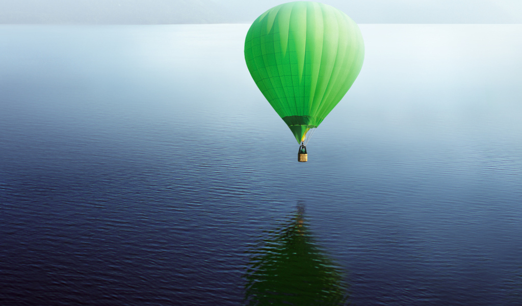 Воздушный шар над морем