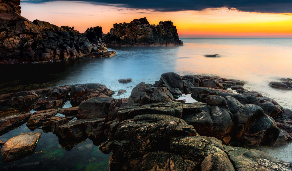 Красивый каменистый берег и закат