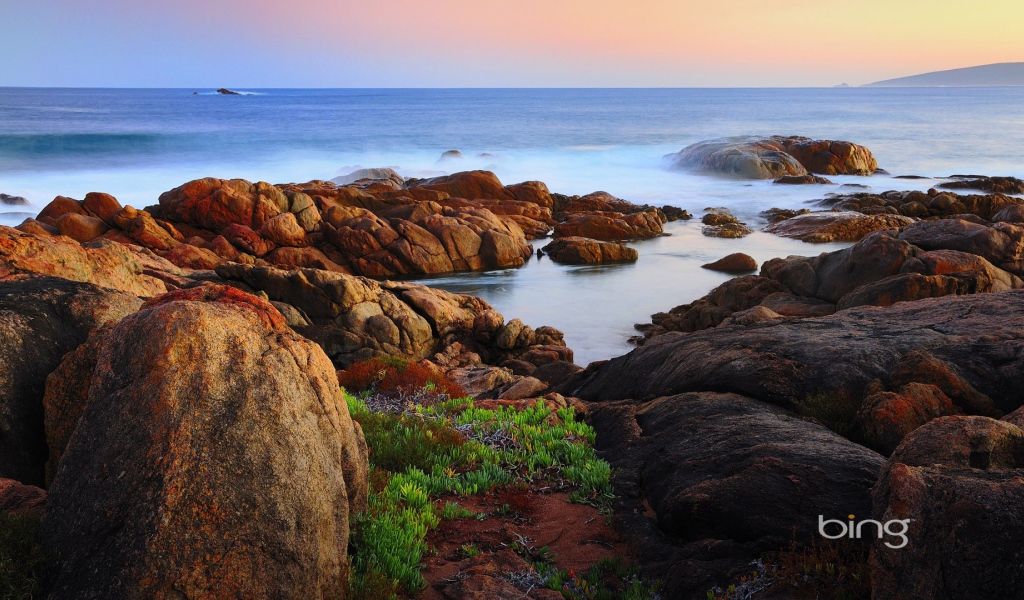 Скалы на побережье