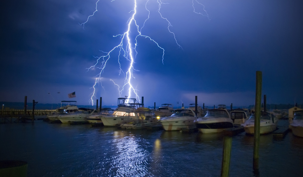 Молния ударила в лодки