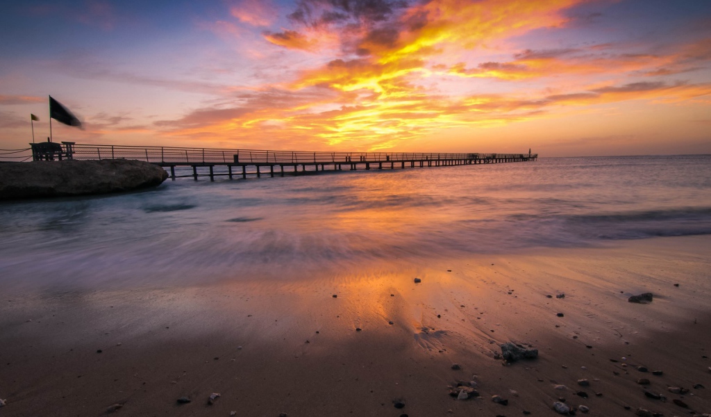 Морской причал на фоне заката