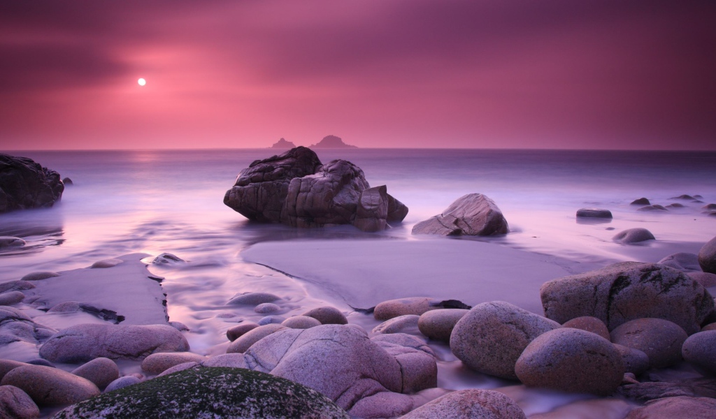 Розовое небо над морем