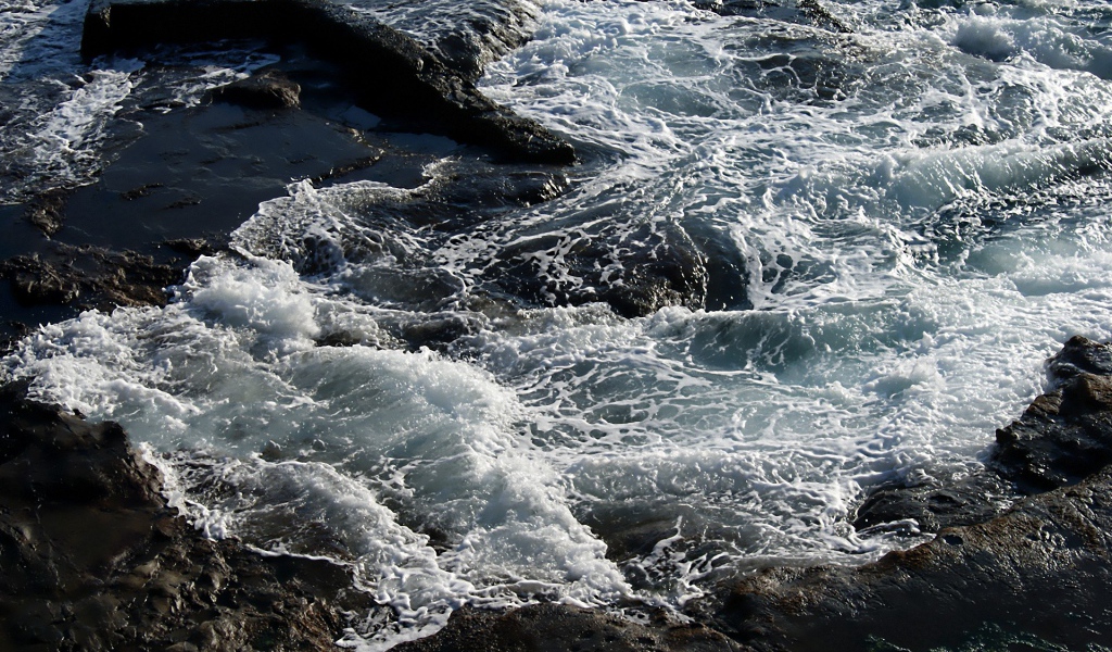 Бушующее  море у берега