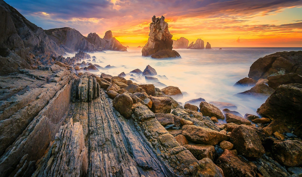 Скалы на берегу