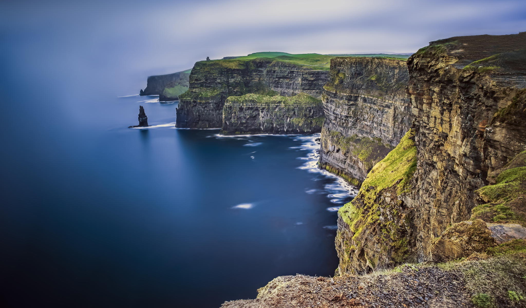 Скалистый морской берег