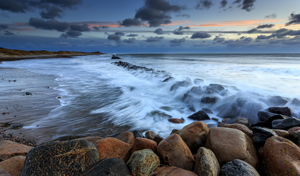 Накатывает седое море