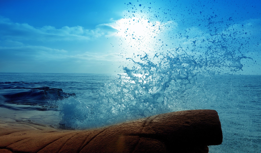 Брызги прибоя у берега