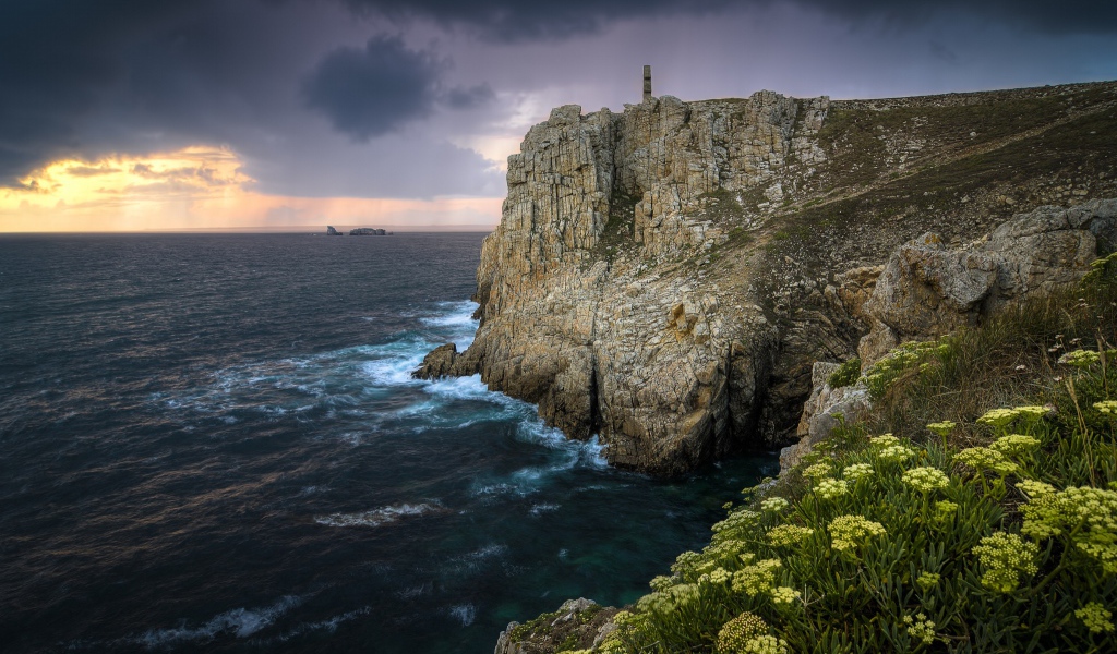 Обрывистая скала у моря