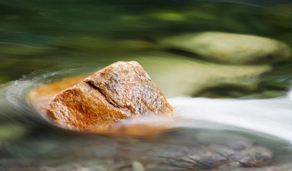 Камень и вода