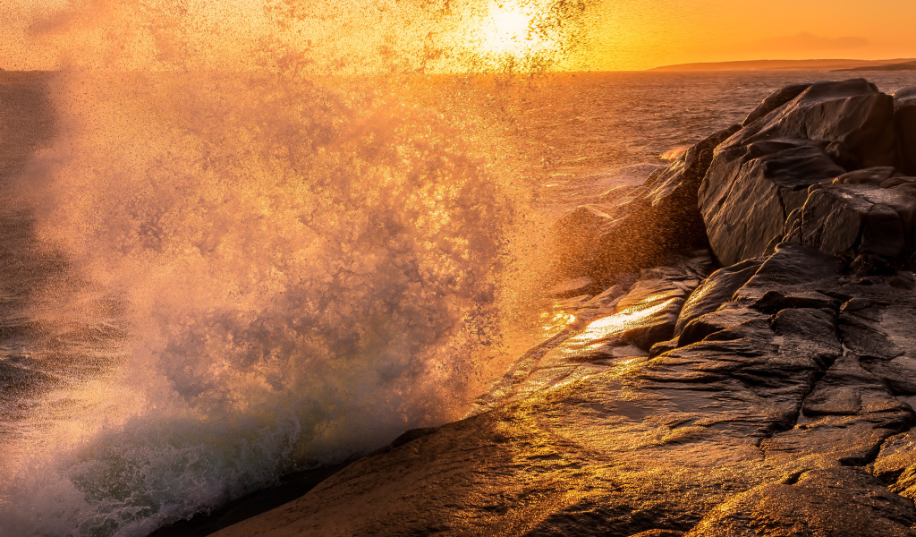 Морской прибой у берега