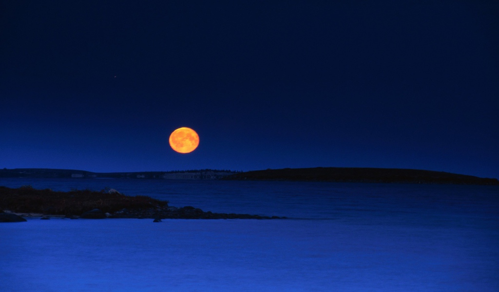 Луна на вечернем небе
