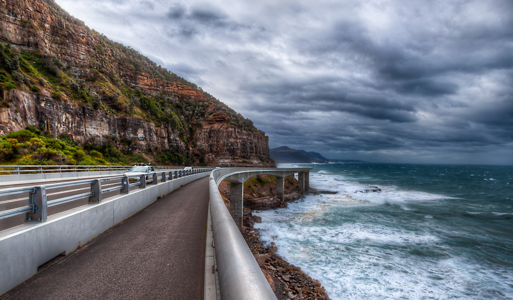 Дорога у берега моря