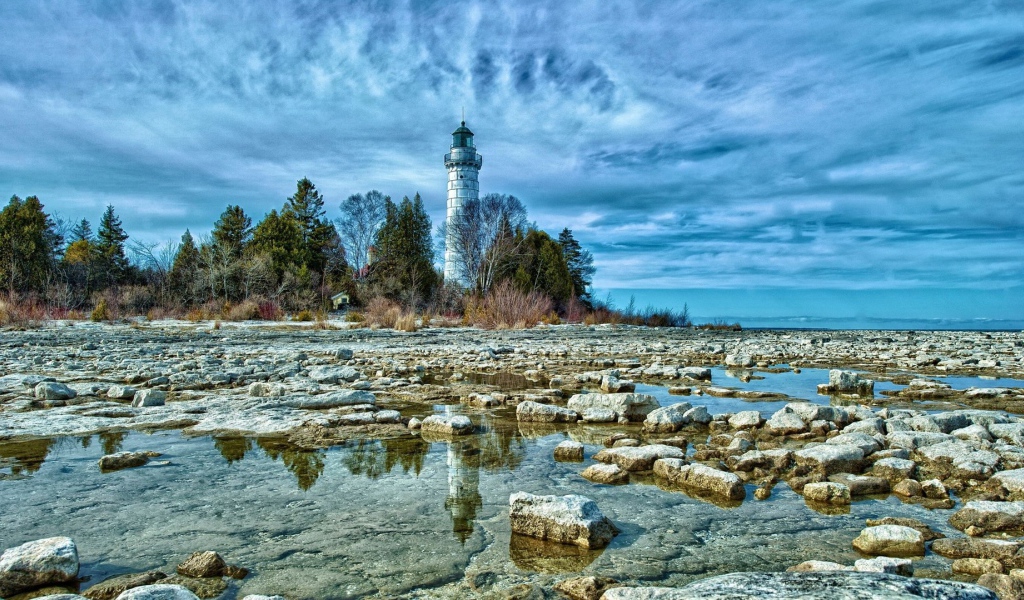 Каменный берег с маяком