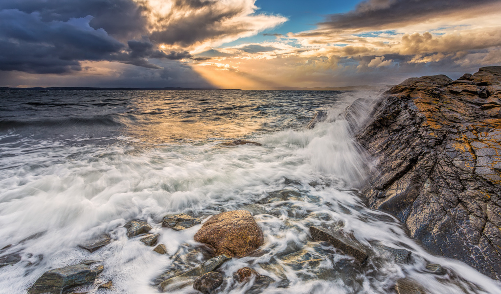 Волны бьются о скалы