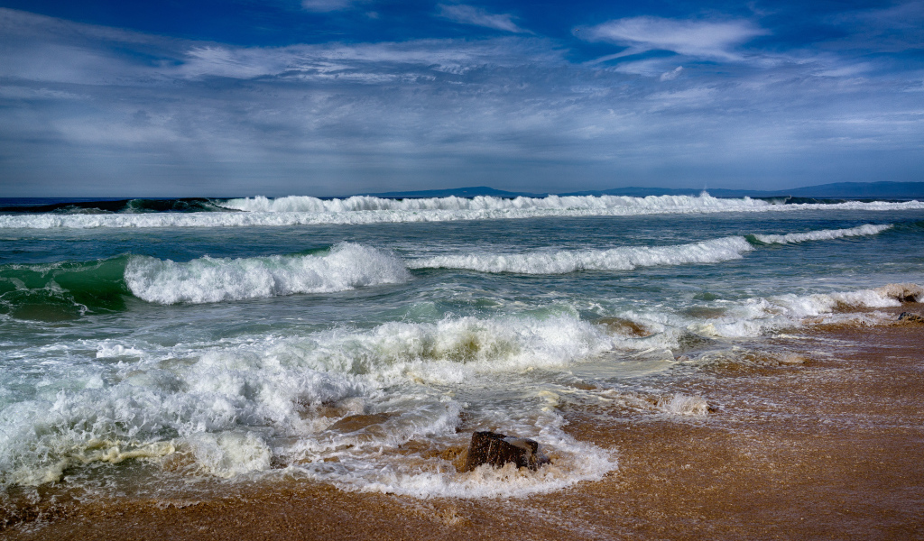 Вид на штормящее море