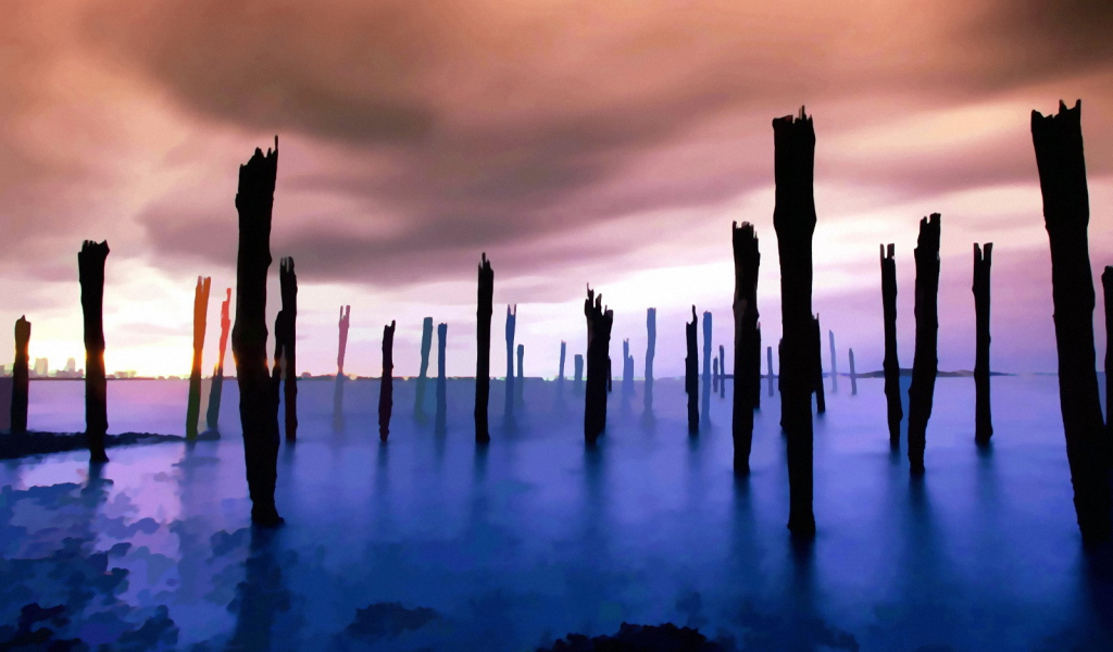 Деревянные сваи на море