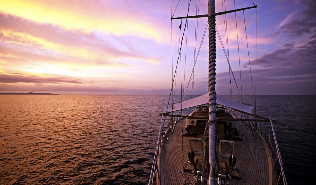 Яхта в море