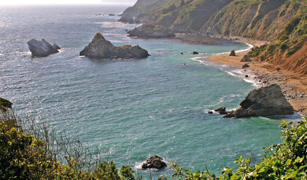 Скалы на море